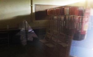 A l'interior del magatzem hi ha material relacionat amb les eleccions.