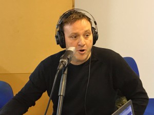 Marc Guaita, membre de la Fundació Creu Groga, als estudis de Ràdio Calella TV
