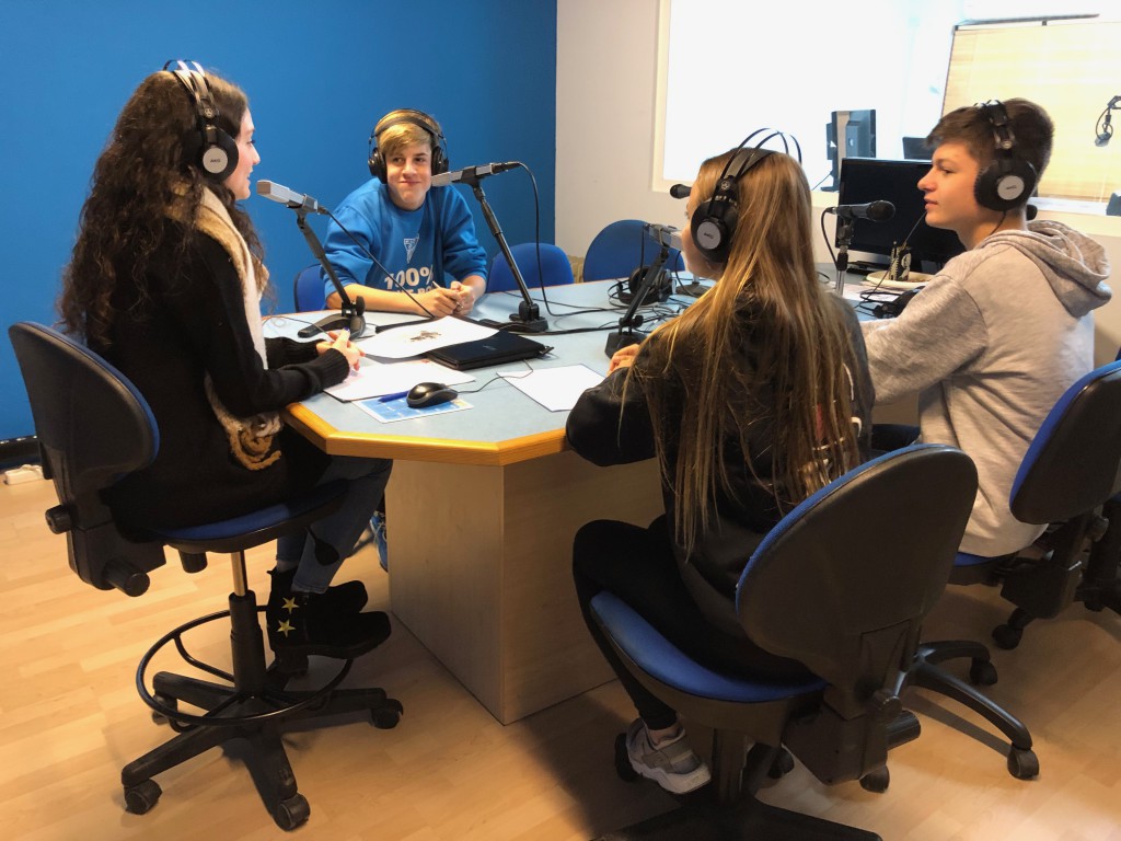 Els alumnes de 4t d'ESO de l'escola Freta als estudis de Ràdio Calella TV.