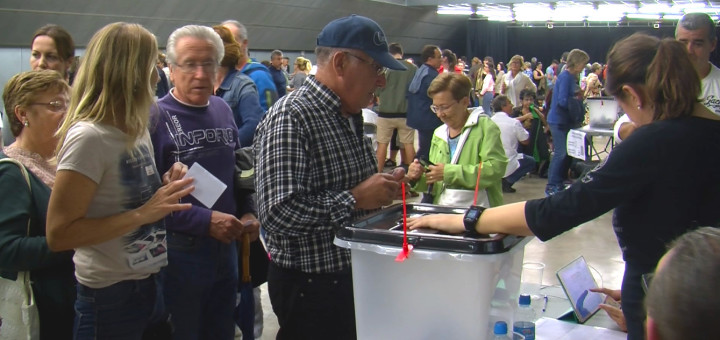 Cua de votants a la Fàbrica Llobet-Guri, l'1 d'octubre del 2017