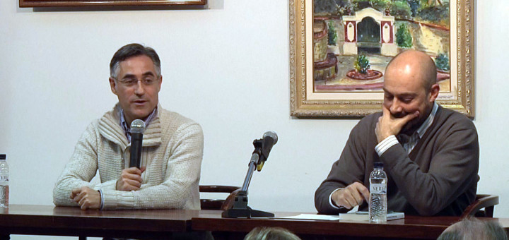 Ramon Tremosa acompanyat pel periodista Saül Gordillo