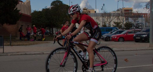 Anna Flaquer competint en el segment de bicicleta. Font: Facebook