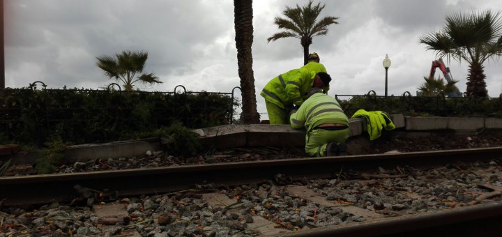 Operaris d'Adif treballen per restablir el servei de tren