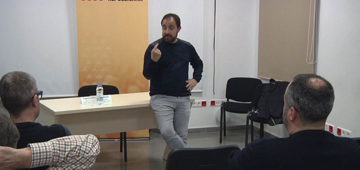 Fabián Mohedano durant la xerrada a Calella