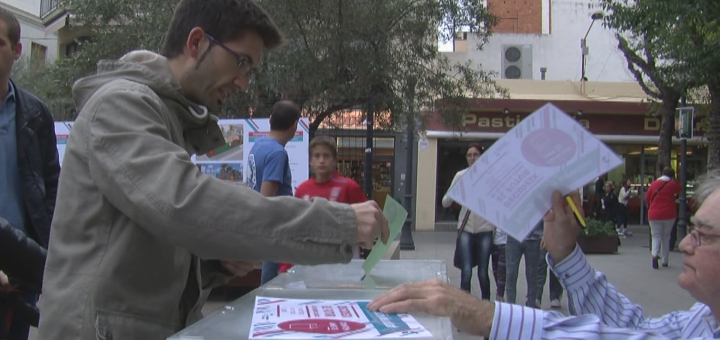 Un ciutadà votant en la Festa de la Participació del 2015