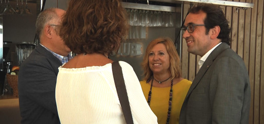 Josep Rull durant la seva visita ahir a Calella acompanyat per l'alcaldessa, Montserrat Candini