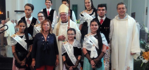 Mossèn Cinto Busquet acompanyat del Bisbe de Girona, membres del pubillatge i l'alcaldessa durant la Festa Major