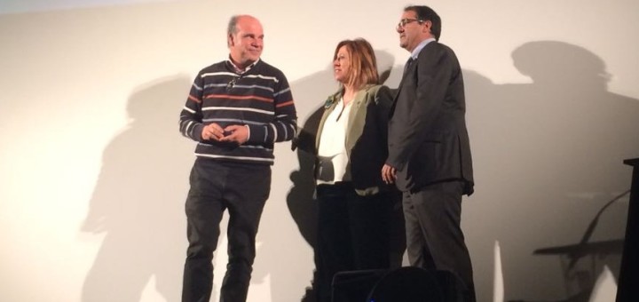 Josep Matas recollint insignia de plata de mans de Montserrat Candini i Xavier Rigola