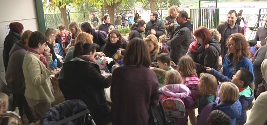 Familiars i alumnes de l'Escola Salicrú durant berenar celebrat ahir dijous