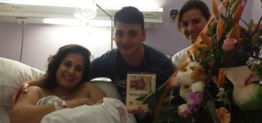 L'Ainara amb els seus pares a l'Hospital de Calella