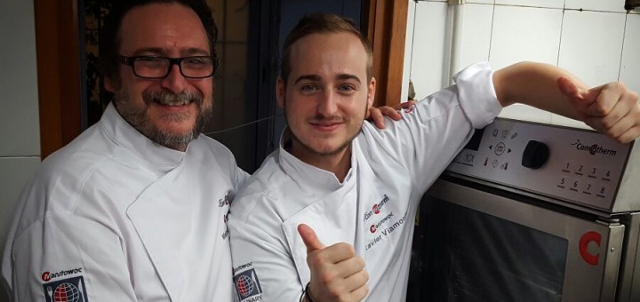 Xavier Viamonte, a la dreta, a la cuina del restaurant La Tapa Teka