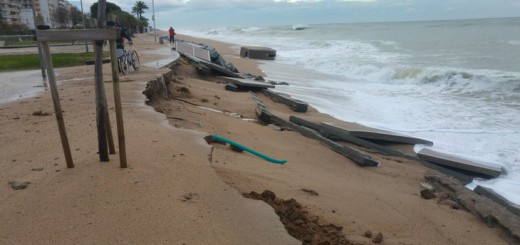 Pineda de Mar. Tram del passeig marítim malmès per les onades que han descalçat el carril bici durantel temporal del dia 19