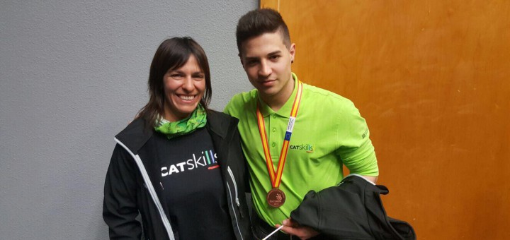 Raúl Rodríguez lluint la medalla de bronze de l’Spainskills amb la seva professora, Teresa Gil