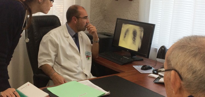 Professionals de la Residència La Maresma consultant la Història Clínica d’un pacient
