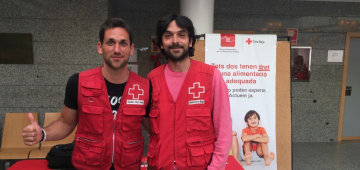 Els tècnics de la Creu Roja al vestíbul de l'Hospital de Calella