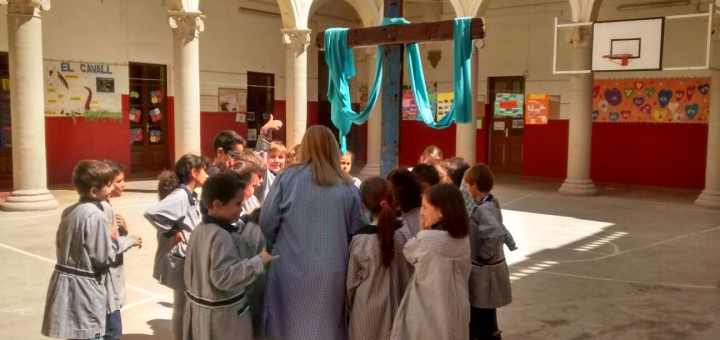 La Creu de Lampedusa va ser al Claustre de l'Escola Pia