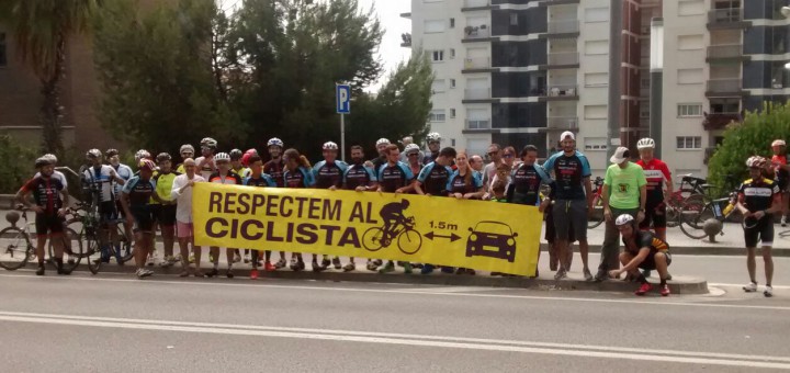 Ciclistes concentrats demanant respecte a la carretera