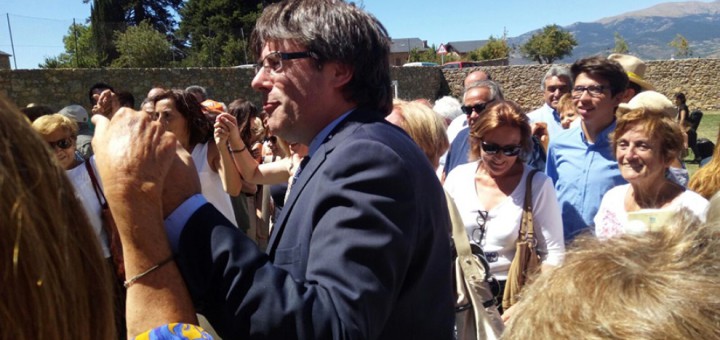 El president Puigdemont en una ballada de sardanes a la Cerdanya (Foto: Jordi Pardinilla /Nació Digital)