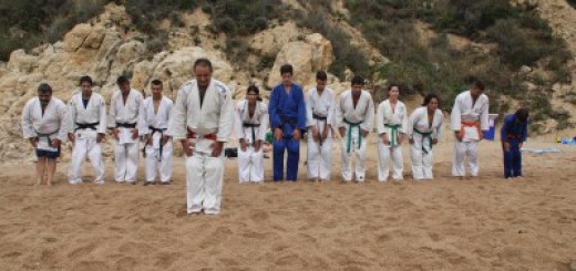 Alumnes del gimnàs Judo-Tao d'Esplugues de Llobregat van fer al 2014 un entrenament a la Roca Grossa de Calella
