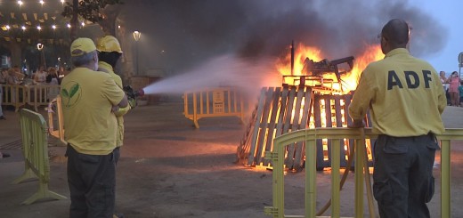 Agents de l'ADF controlant la foguera de Sant Joan (aquesta nit)