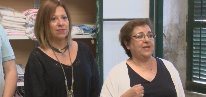Montserrat Candini acompanyada de la responsable del rober de Càritas Calella, aquest matí