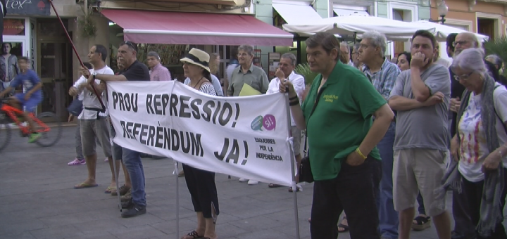 Assistents a la concentració de suport al diputat de CSQEP, Joan Josep Nuet