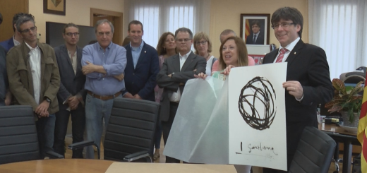 Puigdemont obsequiat amb una litografia representativa de la tradició sardanista a Calella