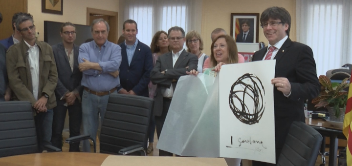 Puigdemont obsequiat amb una litografia representativa de la tradició sardanista a Calella