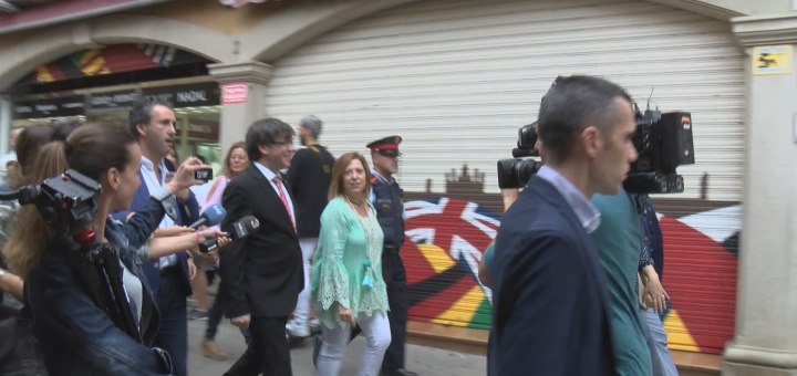 L'alcaldessa acompanyada del president Puigdemont en la seva visita a Calella
