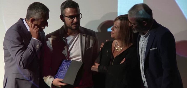 Josue Ramos (millor director i millor pel·lícula per "Bajo la Rosa") rebent el premi de mans de l'Alcaldessa
