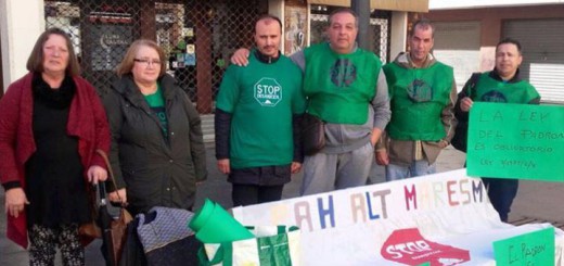 Mohammed el Fallak (segon per la dreta) acompanyat per membres d'Stop Deshaucios en un acte de protesta a la plaça de l'Ajuntament