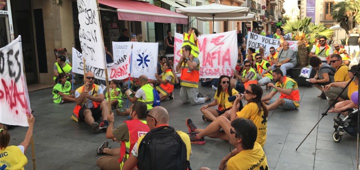 Protesta dels treballadors del transport sanitari a Calella