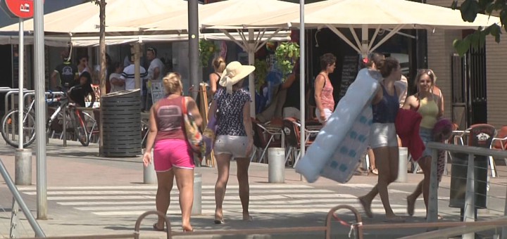 Turistes passejant per la Riera Capaspre, divendres passat, hores després dels atemptats