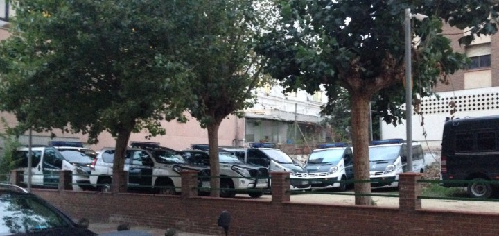 Vehicles de la Guàrdia Civil estacionats a prop de la caserna de Calella