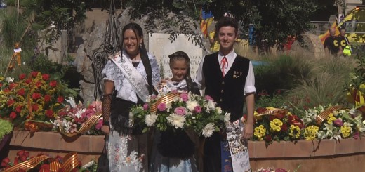 Ariadna Coll i Pau Feliu, Pubilla i Hereu de Calella 2016, acompanyats de la Pubilleta a l'ofrena floral de l'Onze de Setembre