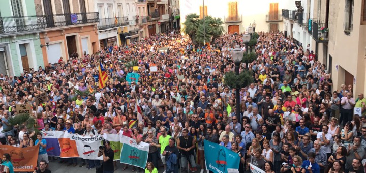 Calellencs concentrats a plaça amb motiu de l'aturada de país, el passat 3 d'octubre