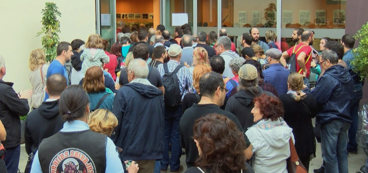 Gent esperant per votar, ahir a la Biblioteca