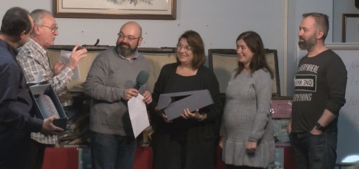 Quim Pla, Sílvia Termes i Neus Oltra, de dreta a esquerra, amb els conductors del sorteig del Sumaquilòmetres