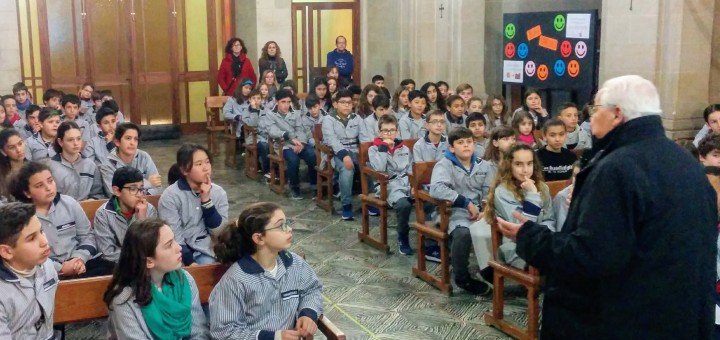 El Bisbe de Girona, Francesc Pardo, aquest matí amb alumnes de l'Escola Pia (Foto: Escola Pia)