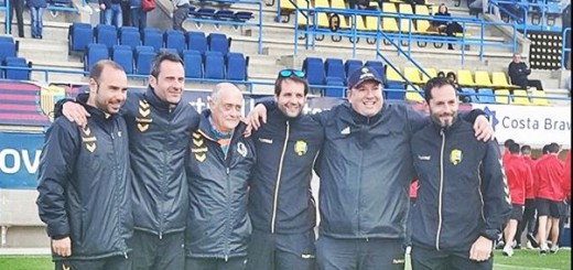 Jordi Cantano, a l’esquerra, acompanyat dels membres del nou staff tècnic del CF Calella