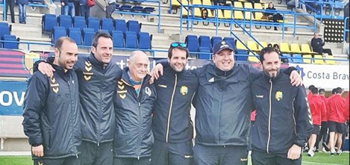 Jordi Cantano, a l’esquerra, acompanyat dels membres del nou staff tècnic del CF Calella