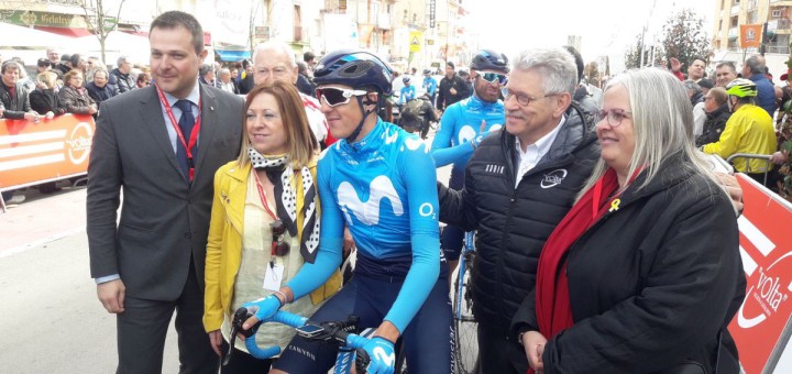 El secretari general de l'Esport, Gerard Figueras, amb l'alcaldessa de Calella i el ciclista català del Movistar, Marc Soler, a la sortida de la Volta (Foto: @gfigueras)