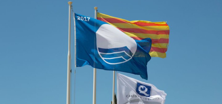 Bandera blava hissada a la platja de Garbí durant la temporada de bany del 2017
