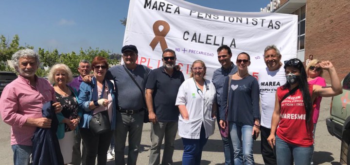 Membres de Marea Blanca amb la presidenta del Comitè d'Empresa de l'hospital de Calella