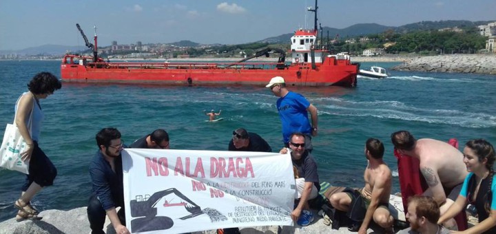 Activistes protestant contra les dragues al Masnou (FOTO: Jaume Soler)