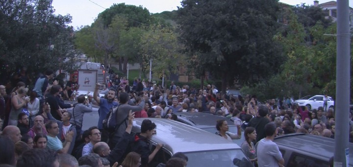Centenars de calellencs aplegats a última hora de l'1 d'octubre a les portes de la Fàbrica Llobet-Guri