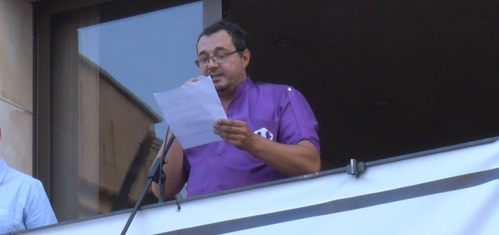 Emilio Gallego llegint el pregó de la Festa Major de Sant Quirze i Santa Julita