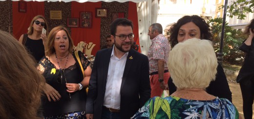 Aragonès acompanyat de l’alcaldessa Montserrat Candini i la regidora d’ERC Cristina Gómez