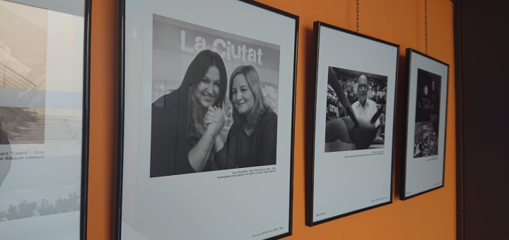 La fotografia de les presentadores de La Ciutat està inclosa a l'exposició "Gent de casa"
