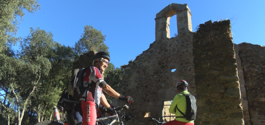 Ciclistes aturats davant l'Ermita de Sant Andreu de l'Arboceda